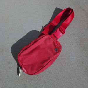 Lululemon Everywhere Belt Bag Color Pink Dragonfruit 1L Water Repellent Nylon